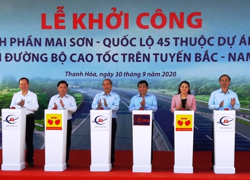 Thủ thướng Chính phủ Nguyễn Xuân Phúc cùng các đại biểu phát lệnh triển khai thực hiện dự án. 