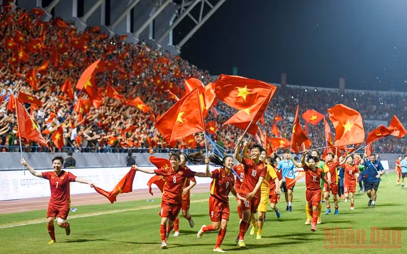 Đội tuyển bóng đá nữ Việt Nam ăn mừng chiến thắng giành chức vô địch SEA Games 31. (Ảnh: THÀNH ĐẠT)
