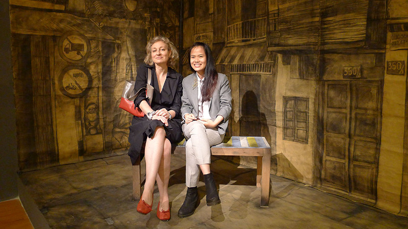 Bà Iola Lenzi (bên trái) và Phan Thảo Nguyên trong một tour triển lãm giới thiệu nghệ thuật đương đại Đông Nam Á qua Indonesia, Thái Lan và Việt Nam (2015-2016). Ảnh: NVCC