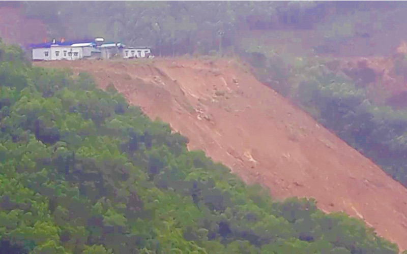 Hiện trường vụ sạt lở trên Quốc lộ 12 A ở Quảng Bình.