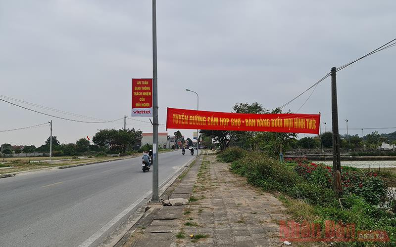 Tuyến đường thường tổ chức chợ Viềng ở xã Kim Thái (huyện Vụ Bản, Nam Định) không xuất hiện hàng, quán như mọi năm.