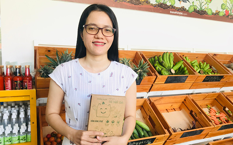 Trần Thị Diễm My với sản phẩm túi biết thở của mình.