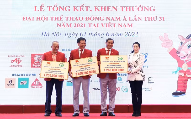 Phó Chủ tịch Hội đồng quản trị Golf Long Thành Lê Nữ Thùy Dương trao bảng biểu trưng cho đại diện các vận động viên có thành tích thi đấu xuất sắc tại SEA Games 31.