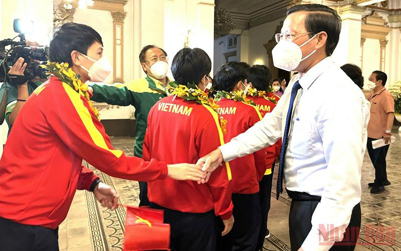 Lãnh đạo Thành phố Hồ Chí Minh chúc mừng các vận động viên.