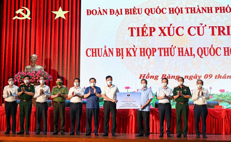 Lễ bàn giao trang thiết bị y tế phòng, chống dịch Covid-19 cho thành phố Hải Phòng. (Ảnh: DUY LINH)