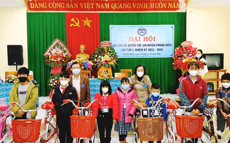 Hội Bảo vệ quyền trẻ em huyện Phong Ðiền (Thừa Thiên Huế) trao quà tặng trẻ em có hoàn cảnh khó khăn. (Ảnh QUANG MINH) 