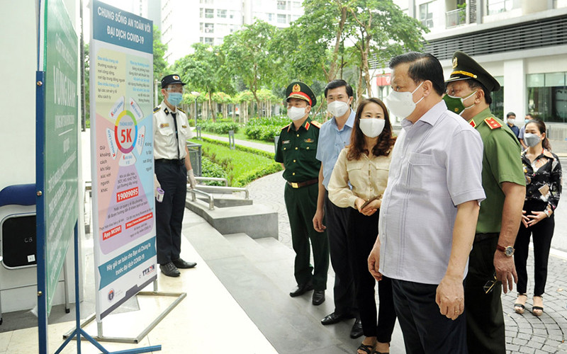 Bí thư Thành ủy Hà Nội Đinh Tiến Dũng kiểm tra công tác phòng, chống dịch tại quận Hoàng Mai, Hà Nội.