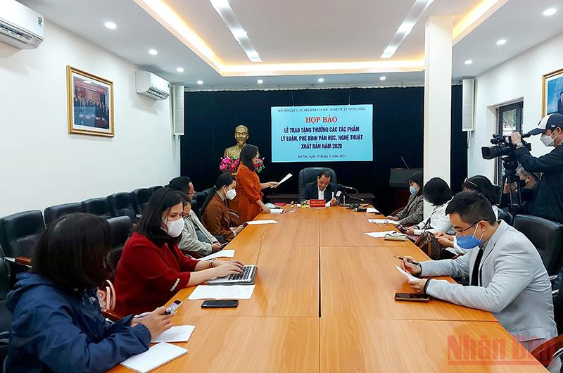 Buổi họp báo của Hội đồng Lý luận, phê bình văn học, nghệ thuật Trung ương. 