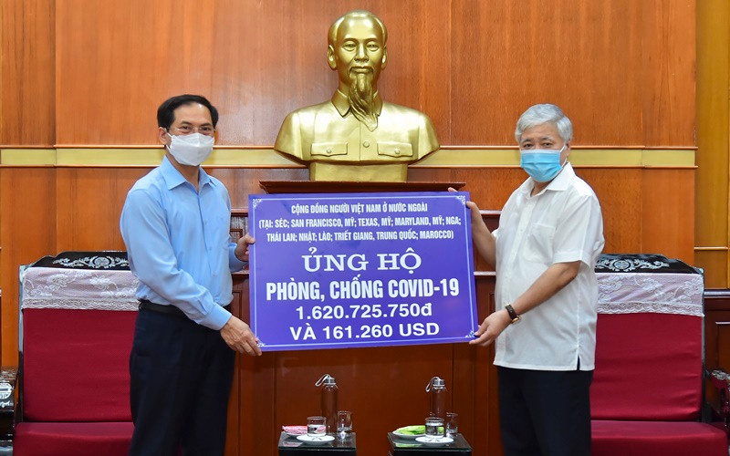 Bộ trưởng Ngoại giao Bùi Thanh Sơn trao cho MTTQVN số tiền trị giá hơn 6,2 tỷ đồng. (Ảnh: Bộ Ngoại giao)