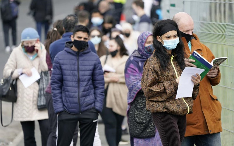 Người dân xếp hàng chờ tiêm vaccine tại vùng England, Anh. (Ảnh: AP)