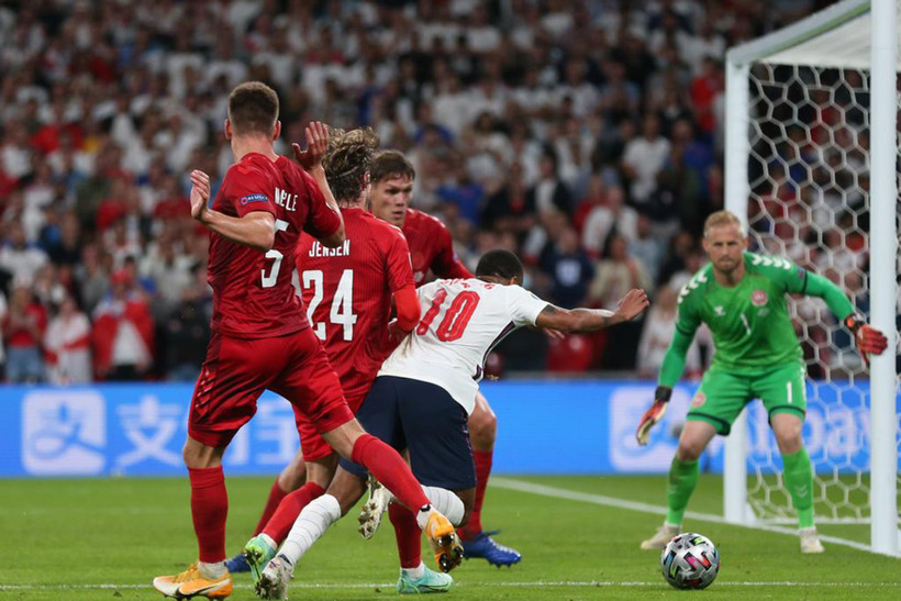 Pha bóng gây tranh cãi. (Ảnh: Getty)