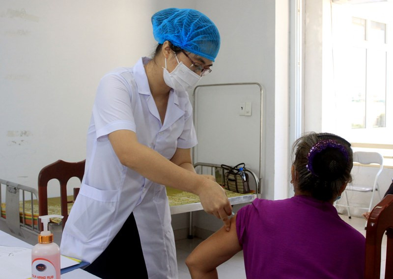 Tình nguyện viên ở huyện Vũ Thư (tỉnh Thái Bình) tham gia tiêm thử nghiệm lâm sàng vaccine Covivac.