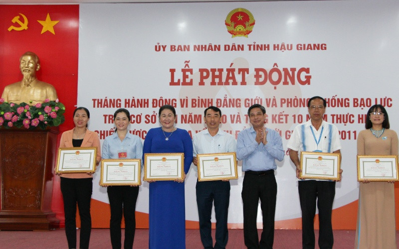 Tặng Bằng khen cho các tập thể.