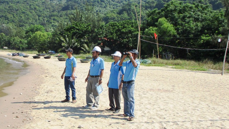 Tổ bảo vệ thủy sản Thọ Quang tuần tra dọc biển.