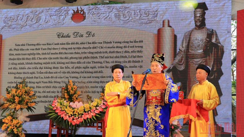 Quan đám đọc Chiếu dời đô.