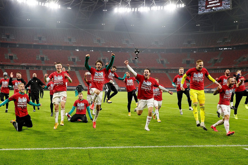 Các cầu thủ ĐT Hungary ăn mừng sau chiến thắng lội ngược dòng trước Iceland. (Ảnh: UEFA) 