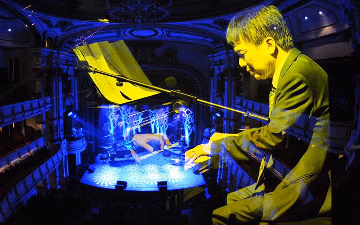 Nhạc sĩ Phú Quang nổi tiếng với các tình khúc về Hà Nội.