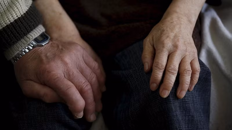 Cụ ông Nhật Bản nắm tay vợ, người được chẩn đoán mắc chứng mất trí nhớ ở Kawasaki, Nhật Bản. (Ảnh: Reuters)