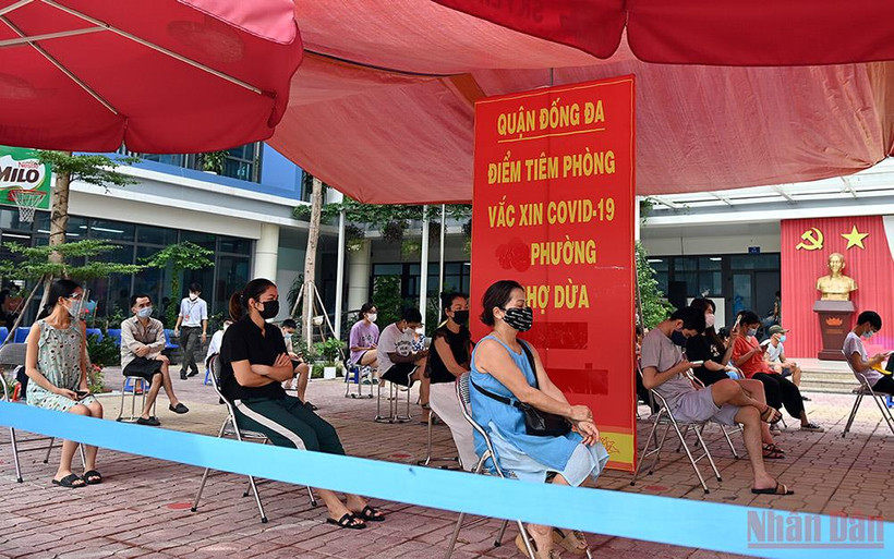 Người dân đợi đến lượt tiêm tại một điểm tiêm ở quận Đống Đa, Hà Nội. (Ảnh: DUY LINH)