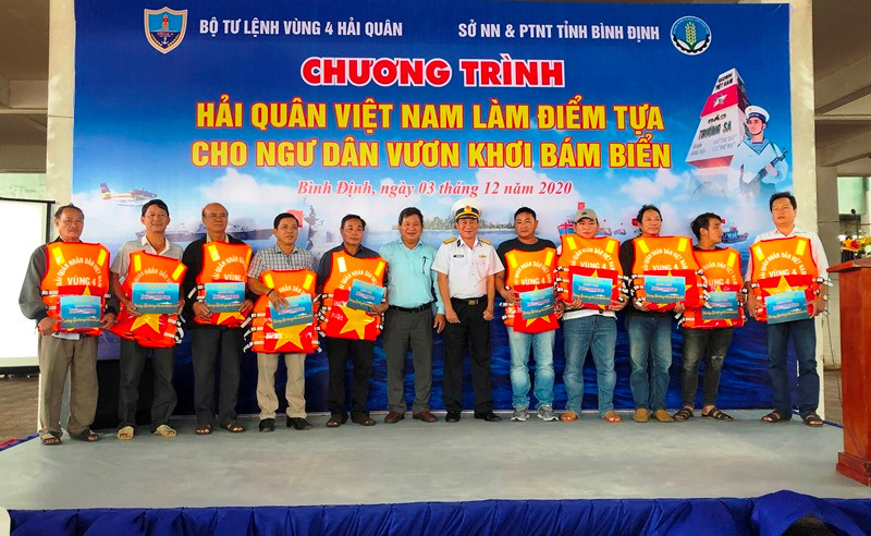 Chương trình “Hải quân Việt Nam làm điểm tựa cho ngư dân vươn khơi bám biển”