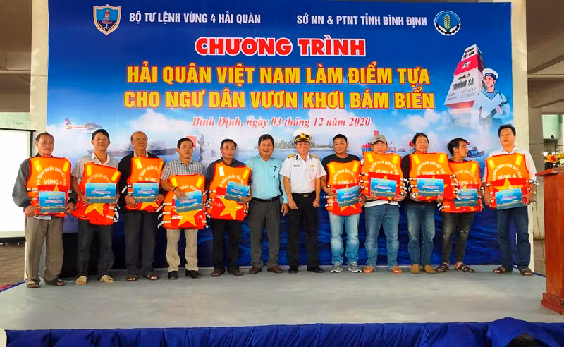 Chương trình “Hải quân Việt Nam làm điểm tựa cho ngư dân vươn khơi bám biển”