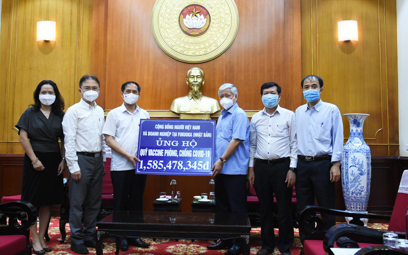 Bộ trưởng Ngoại giao Bùi Thanh Sơn trao tiền của cộng đồng người Việt và doanh nghiệp tại Fukuoka, Nhật Bản ủng hộ công tác phòng, chống dịch và Quỹ vaccine phòng Covid-19. (Ảnh: BNG)