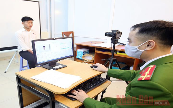 Công an quận Thanh Xuân (Hà Nội) làm thủ tục cấp thẻ căn cước công dân gắn chíp cho người dân. Ảnh: ĐĂNG ANH