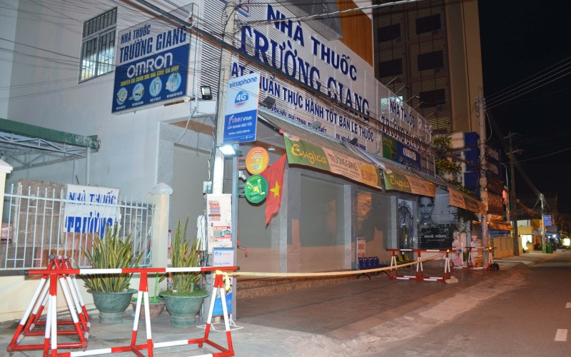 Nhà thuốc Trương Giang, trên đường Nguyễn Hội, TP Phan Thiết bị phong tỏa ngay trong đêm 23-6 sau khi xác định ca nghi nhiễm Covid-19 đã tới mua thuốc vào trưa cùng ngày.
