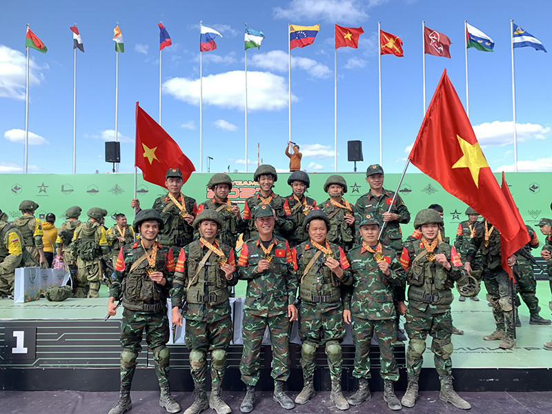 Đội tuyển Công binh Quân đội nhân dân Việt Nam nhận Huy chương Đồng cuộc thi "Lộ trình an toàn".