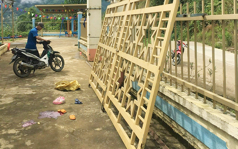 Cổng Trường Măng Dí đổ gây chết người.