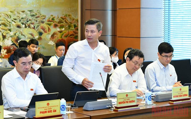 Đại biểu Nguyễn Phi Thường (Hà Nội) phát biểu thảo luận tại tổ về dự án Luật Thực hiện dân chủ ở cơ sở. (Ảnh: KHOA NGUYÊN)