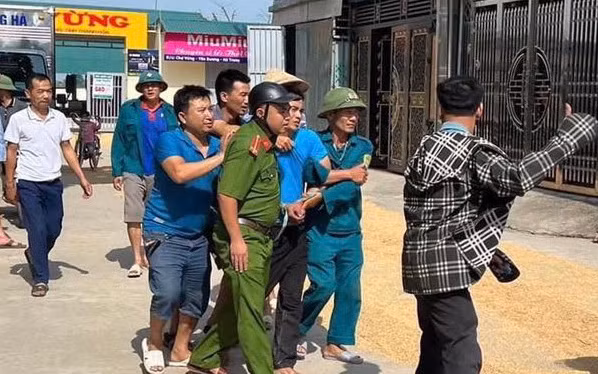 Lực lượng Công an xã Yên Dương bắt giữ đối tượng Triệu Quân Sự. 