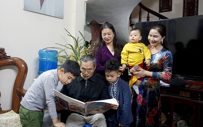Cụ Giáo luôn mong muốn truyền thống tốt đẹp của gia đình được các cháu, chắt hiểu và gìn giữ.