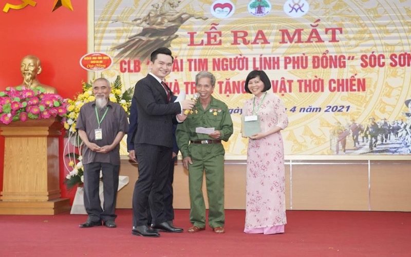 Giao lưu cùng các cựu chiến binh tại lễ ra mắt Câu lạc bộ Trái tim người lính Phù Đổng.