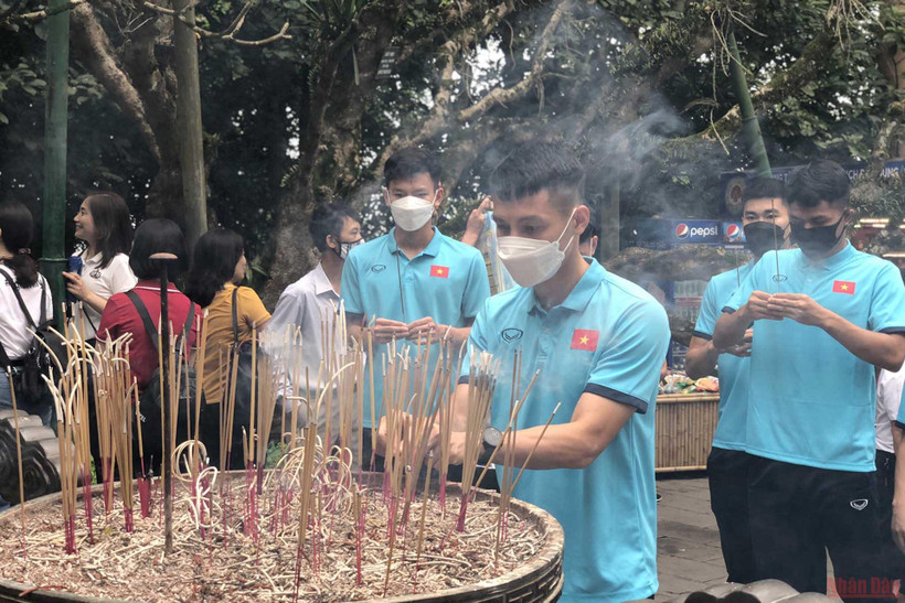 Đội trưởng Đỗ Hùng Dũng dâng hương tại Đền Hùng. 