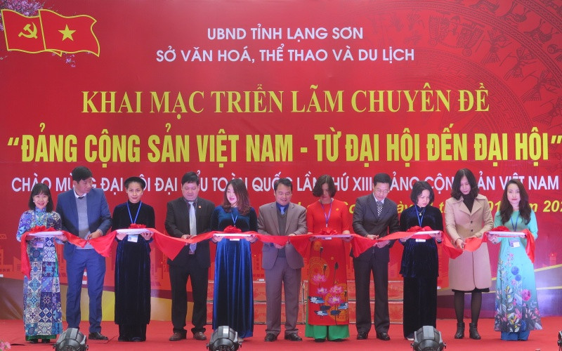 Các đồng chí Lãnh đạo tỉnh và đại biểu cắt băng khai mạc triển lãm.