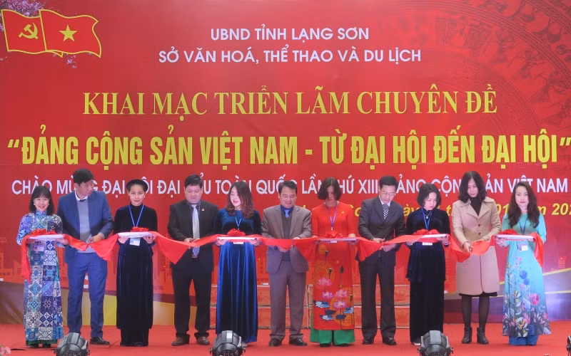 Các đồng chí Lãnh đạo tỉnh và đại biểu cắt băng khai mạc triển lãm.