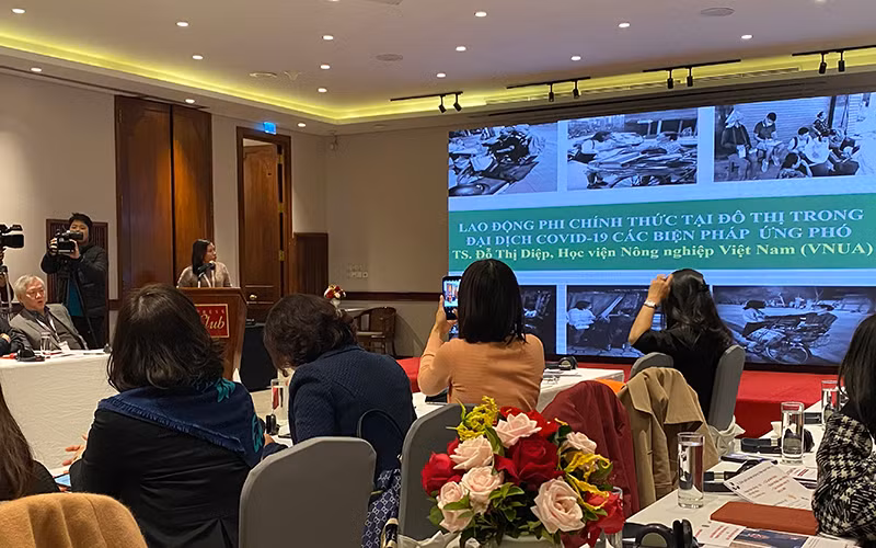 Đại diện nhóm nghiên cứu của Học viện Nông nghiệp Việt Nam thông tin về kết quả nghiên cứu.