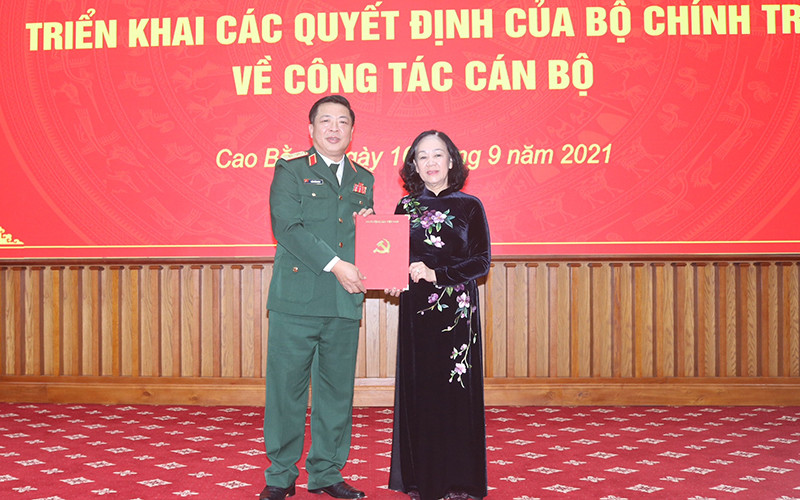 Đồng chí Trương Thị Mai, Ủy viên Bộ Chính trị, Bí thư Trung ương Đảng, Trưởng Ban Tổ chức Trung ương trao quyết điều động, phân công đồng chí Trần Hồng Minh giữ chức Bí thư Tỉnh ủy Cao Bằng.