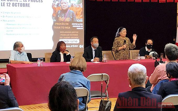 Bà Trần Tố Nga (đứng) phát biểu tại buổi gặp mặt.