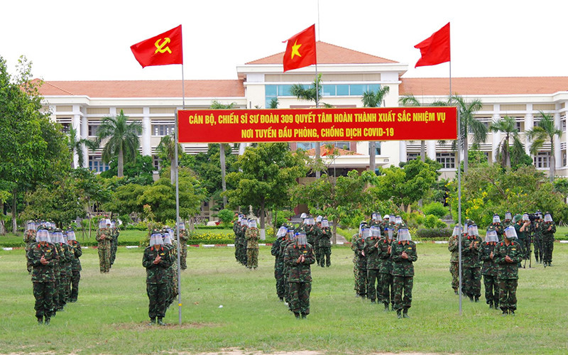 Cán bộ, chiến sĩ Sư đoàn 309 tại buổi lễ phát động đợt thi đua đặc biệt ra quân giúp dân chống dịch Covid-19.
