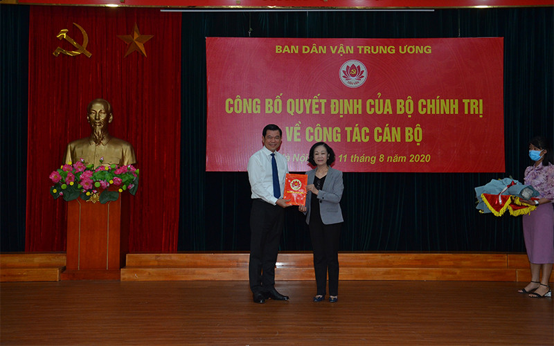 Đồng chí Trương Thị Mai trao quyết định của Bộ Chính trị cho đồng chí Nguyễn Hồng Lĩnh.