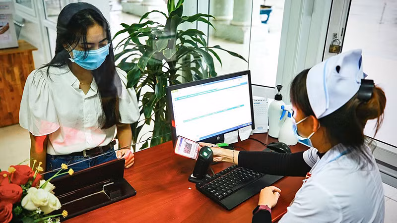 Người dân dùng tài khoản BHXH điện tử để khám, chữa bệnh tại Bệnh viện đa khoa tỉnh Quảng Nam. 