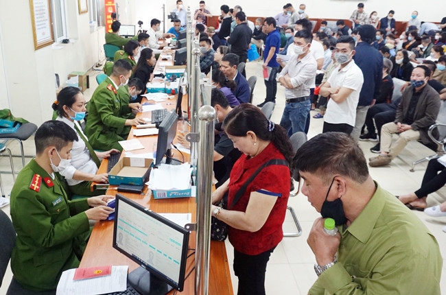 Cán bộ Công an Hà Nội nỗ lực làm việc ba ca để cấp mới căn cước công dân gắn chíp cho người dân.