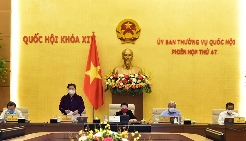 Phó Chủ tịch Thường trực Quốc hội Tòng Thị Phóng điều hành phiên họp sáng 11-8. (Ảnh: QUANG KHÁNH)