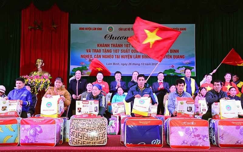 CLB Tình người trao 107 suất quà cho 107 hộ gia đình.