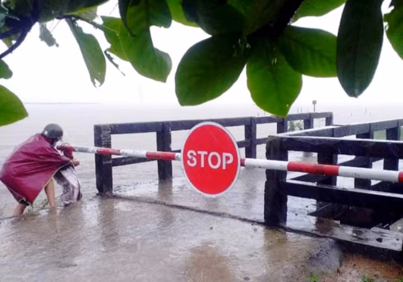 Tại khu vực vùng hạ lưu sông Ô Lâu, mưa lớn trong những ngày qua khiến nước sông dâng cao, nhiều tuyến đường ngập nặng. (ảnh: Trần Nam)