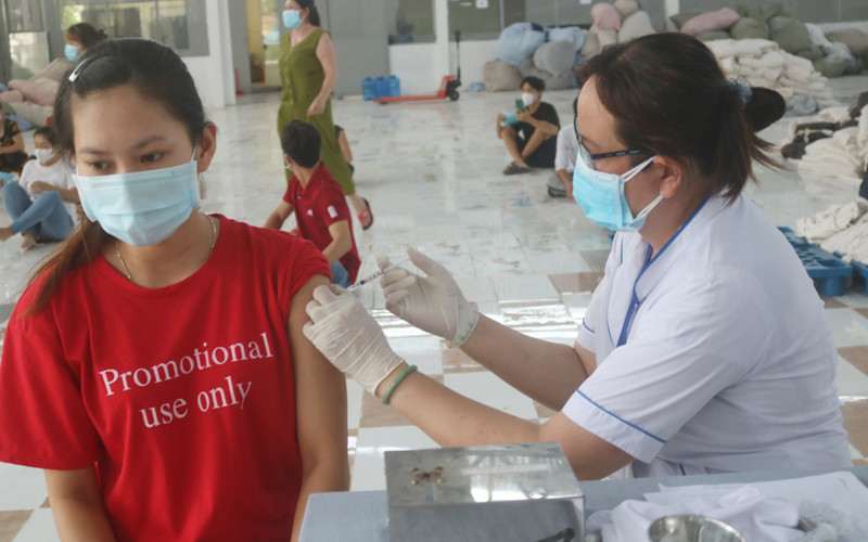 Tiêm vaccine phòng Covid-19 cho công nhân tại Công ty trách nhiệm hữu hạn Dệt may Vinh Hưng.
