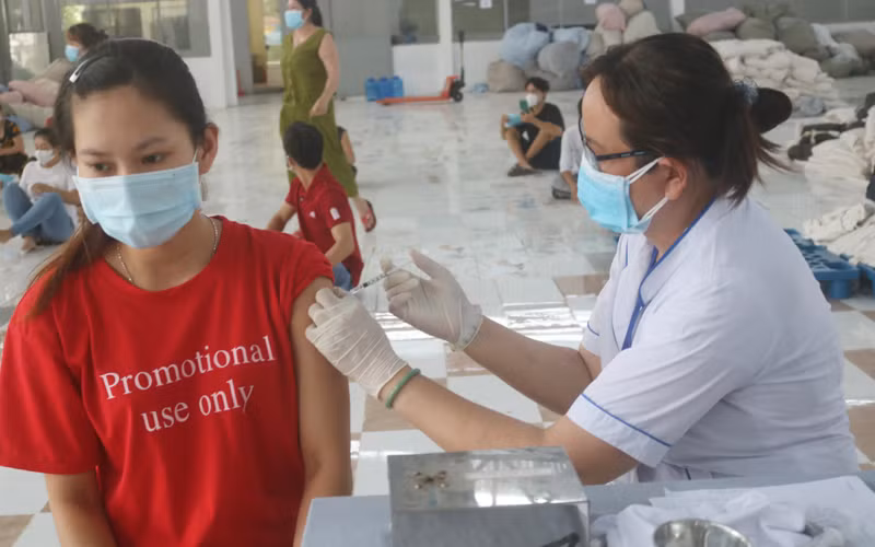Tiêm vaccine phòng Covid-19 cho công nhân tại Công ty trách nhiệm hữu hạn Dệt may Vinh Hưng.