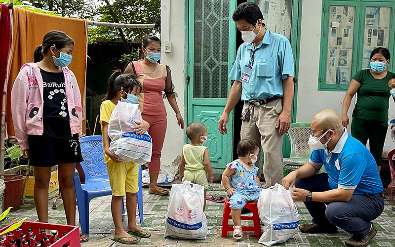 Đại diện Chương trình “Trung thu cho em” năm 2021 trao quà tặng thiếu nhi có hoàn cảnh khó khăn tại các khu nhà trọ trên địa bàn TP Thủ Đức.